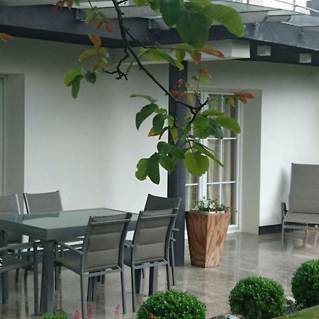Komenda Angel'S Nest Apartment מראה חיצוני תמונה